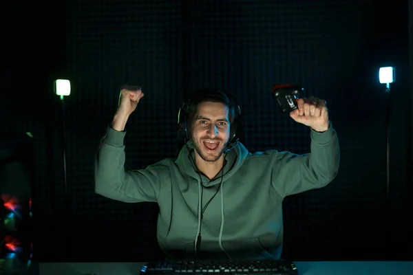 Leende Ung Manlig Cybersport Spelare Hoodie Och Headset Med Hjälp — Stockfoto