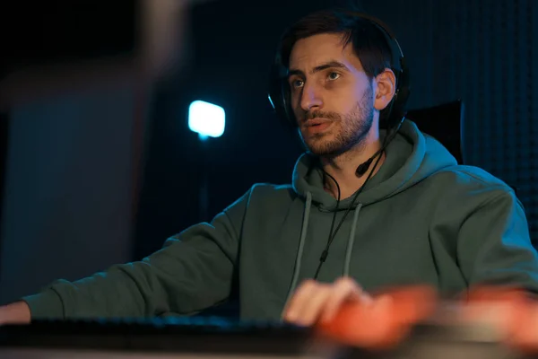 Jogador Cybersport Masculino Concentrado Usando Fone Ouvido Jogando Videogame Tendo — Fotografia de Stock