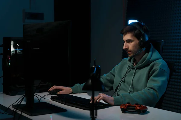 Zijaanzicht Van Mannelijke Cybersport Gamer Met Behulp Van Computer Tijdens — Stockfoto