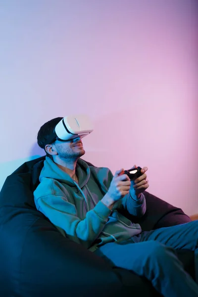 Jonge Glimlachende Mannelijke Gamer Bril Met Controller Spelen Video Game — Stockfoto