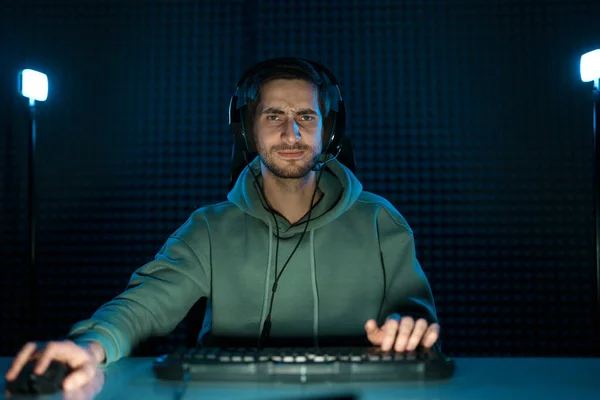 Jovem Jogador Ciberesporte Masculino Com Capuz Fone Ouvido Usando Teclado — Fotografia de Stock