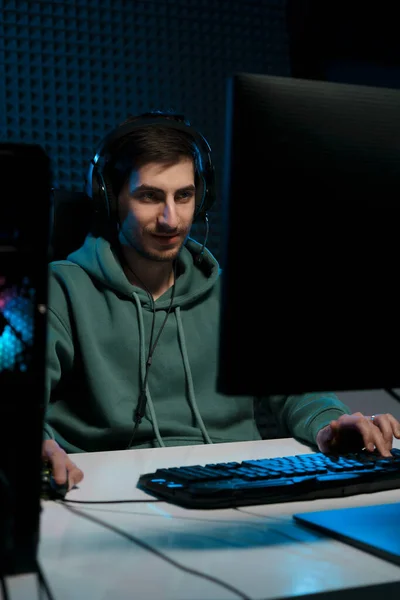 Jugador Ciberdeporte Masculino Concentrado Que Usa Auriculares Juega Videojuegos Que —  Fotos de Stock
