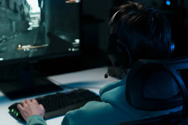 Visszapillantás Nagy Szögben Férfi Cybersport Gamer Modern Headset Számítógép Miközben — Stock Fotó