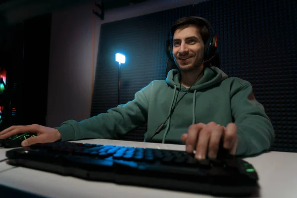 Alacsony Szög Fiatal Vidám Cybersport Gamer Headset Segítségével Billentyűzet Egér — Stock Fotó