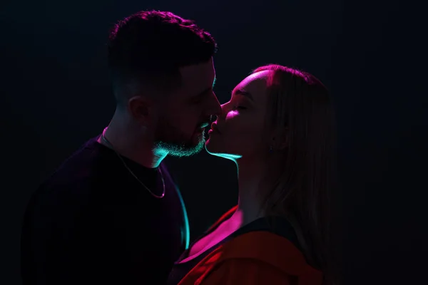 남녀가 조명을 어두운 방에서 키스하는 — 스톡 사진