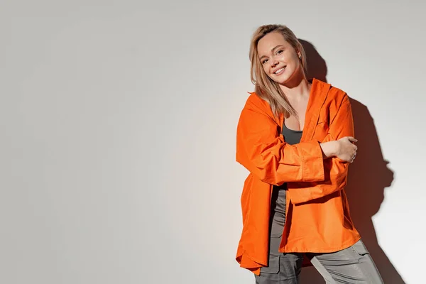 Positiv Ung Blond Hår Kvinna Bär Orange Skjorta Stående Med — Stockfoto