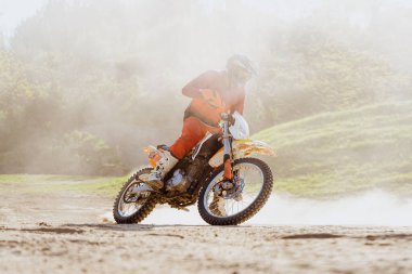 Motokros yolunda motosiklet süren bir adam. Extreme ve Adrenalin. Motokros binicisi iş başında. Motokros sporu. Etkin yaşam biçimi