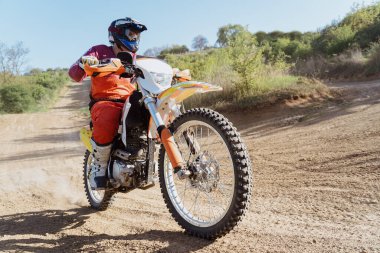 Motokros yolunda motosiklet süren bir adam. Extreme ve Adrenalin. Motokros binicisi iş başında. Motokros sporu. Etkin yaşam biçimi