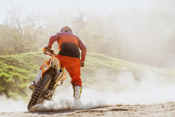 Człowiek Jazda Motocyklu Torze Motocross Extreme Adrenaliny Motocross Jeździec Akcji — Zdjęcie stockowe
