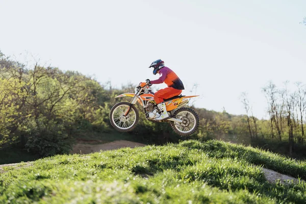 Hombre Montando Moto Pista Motocross Extremo Adrenalina Motocross Rider Acción —  Fotos de Stock