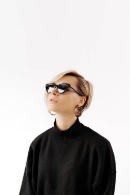 Beyaz arka planda soyutlanmış, gülümseyen genç bayan sarışın.