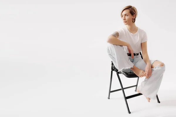 Corpo Inteiro Jovem Fêmea Descalça Sentada Com Perna Levantada Cadeira — Fotografia de Stock