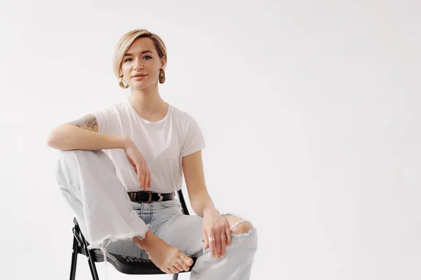 Çıplak Ayaklı Genç Bir Kadın Vücudunu Sandalyeye Oturtup Dizine Dokunurken — Stok fotoğraf
