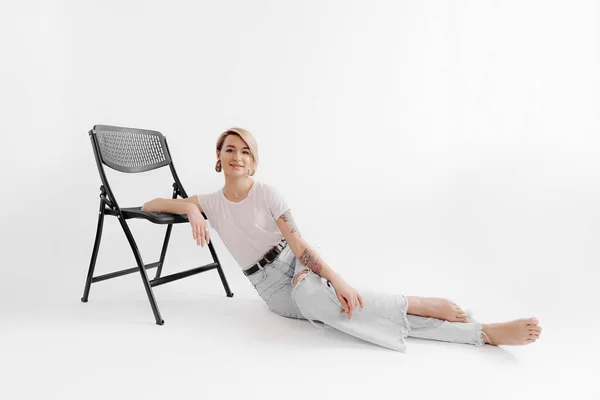 白い背景を背景に夢の中で椅子にもたれかかっている思慮深い女性の側面図 — ストック写真