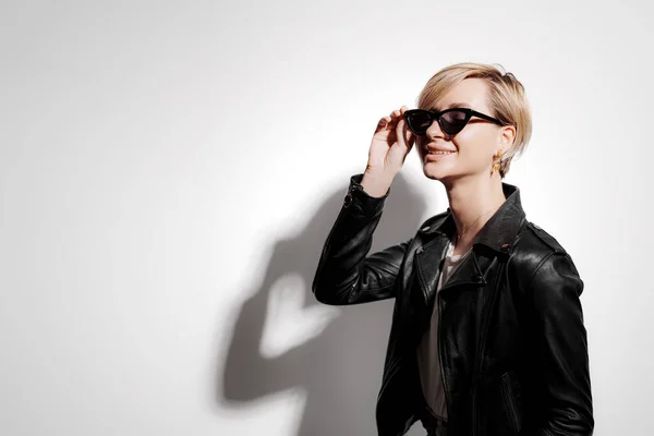 Selbstbewusste Junge Frau Trendiger Schwarzer Lederjacke Und Sonnenbrille Steht Vor — Stockfoto