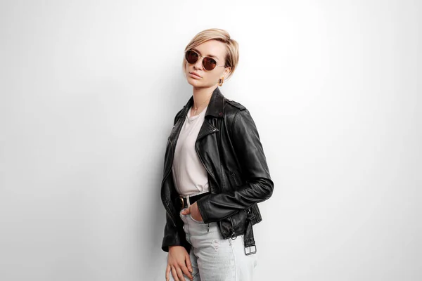 Självsäker Ung Kvinna Trendig Svart Läder Jacka Och Solglasögon Står — Stockfoto