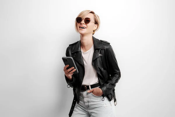 Güneş Gözlüklü Gülümseyen Genç Bir Kadın Işık Odasında Ekranlara Cep — Stok fotoğraf