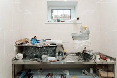 Profesyonel atölyede ıslak alçıyla kalça disartikülasyonu protez kalıbı