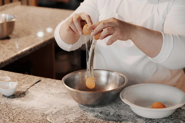台所でイタリアのパスタのための生地を準備しながら 金属製のボウルに卵をクラックミステリー匿名の女性料理 — ストック写真