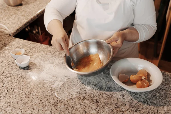 台所でイタリアのパスタのための生地を準備しながら 金属製のボウルに卵をクラックミステリー匿名の女性料理 — ストック写真