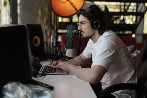 Jovem Músico Barbudo Concentrado Fones Ouvido Compondo Música Laptop Durante — Fotografia de Stock