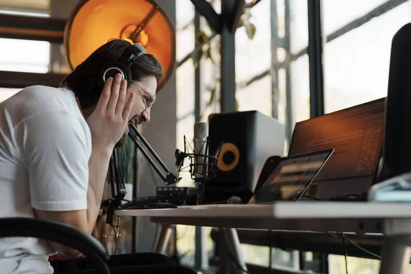 Συγκεντρωμένος Νεαρός Γενειοφόρος Μουσικός Ακουστικά Που Συνθέτουν Μουσική Laptop Κατά — Φωτογραφία Αρχείου