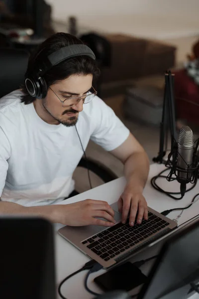 헤드폰을 근무일 스튜디오에서 컴퓨터로 음악을 작곡하는 전념하는 음악가 — 스톡 사진