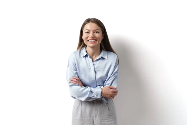 Młoda Biała Kobieta Przedsiębiorca Zawodowy Stojący Odzieży Biurowej Uśmiechnięta Pewnie — Zdjęcie stockowe