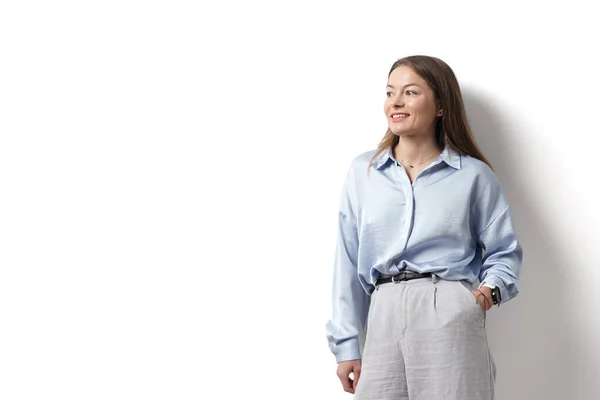 Mujer Caucásica Joven Emprendedor Profesional Pie Ropa Oficina Sonriendo Mirando — Foto de Stock