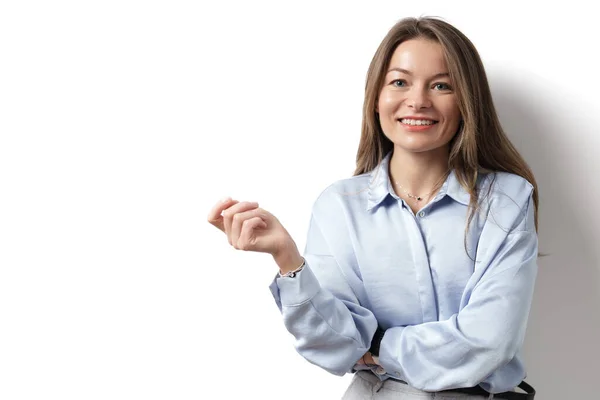 Mujer Caucásica Joven Emprendedor Profesional Pie Ropa Oficina Sonriendo Mirando — Foto de Stock