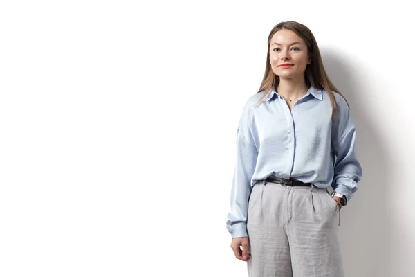 Jeune Femme Caucasienne Entrepreneur Professionnel Debout Dans Les Vêtements Bureau — Photo