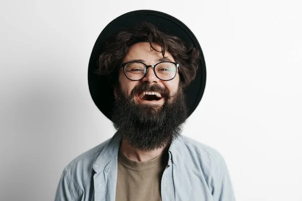 Bonito Homem Elegante Com Barba Fundo Branco Sorrindo Homem Usando — Fotografia de Stock
