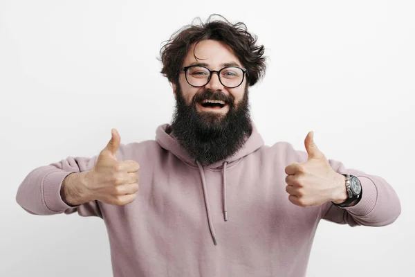 Veselý Šťastný Vousatý Muž Brýlemi Růžovou Kapucí Ukazující Palce Nahoru — Stock fotografie