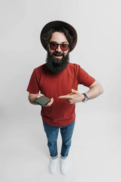 Retrato Alto Ângulo Homem Barbudo Animado Segurando Smartphone Com Tela — Fotografia de Stock