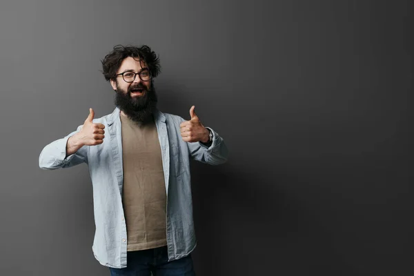 Веселый Счастливый Бородатый Мужчина Очках Показывающий Большие Пальцы Черном Фоне — стоковое фото