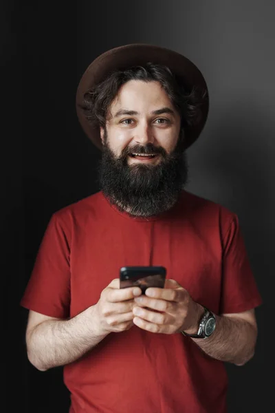 Portret Van Een Knappe Jongeman Die Zijn Telefoon Gebruikt Terwijl — Stockfoto