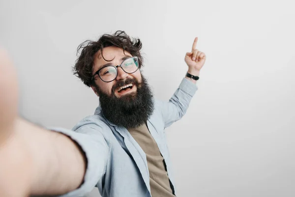 Fröhlicher Bärtiger Mann Mit Brille Und Jeanshemd Macht Selfie Vor — Stockfoto