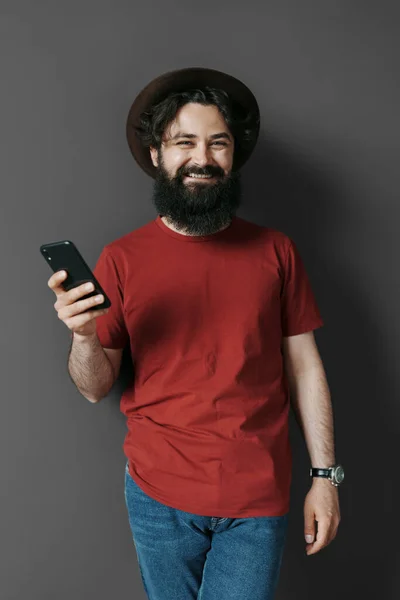 Portret Van Een Knappe Jongeman Die Zijn Telefoon Gebruikt Terwijl — Stockfoto