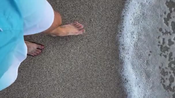 Üstteki Çıplak Ayaklı Adam Kumlu Sahil Boyunca Denize Doğru Yürüyor — Stok video