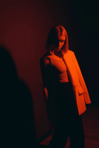 Портрет Безмятежной Модели Модном Пиджаке Смотрящей Вниз Стоящей Черном Фоне — стоковое фото