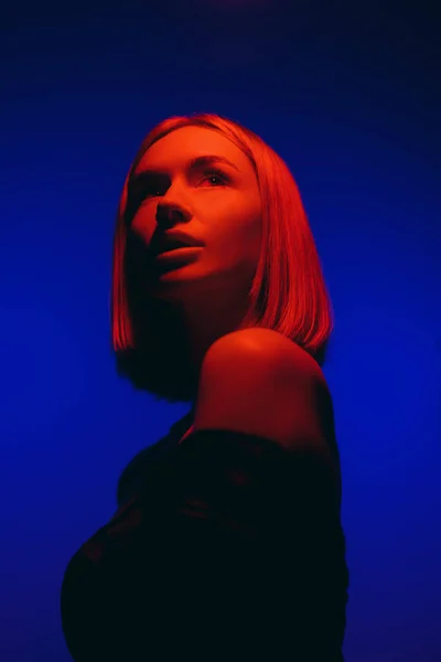 Açık Renk Saçlı Genç Bir Kadının Dikey Portresi Stüdyoda Mavi — Stok fotoğraf