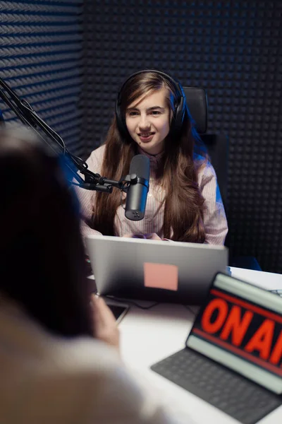 Junge Frau Mit Kopfhörern Gespräch Mit Gast Bei Radiosendung Tonstudio — Stockfoto