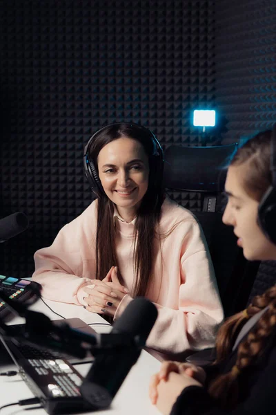 여자들은 스튜디오에서 라디오 프로그램중에 말하고 있습니다 여주인 손님에게 녹음실에서 라디오 — 스톡 사진