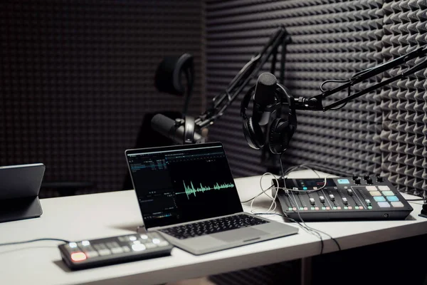 Felszerelés Podcast Felvétel Stúdióban Modern Laptop Csatlakozik Keverő Konzolok Mikrofonok — Stock Fotó