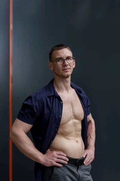 Άνδρας Αυτοπεποίθηση Γυμνό Κορμό Ξεκούμπωτο Πουκάμισο Που Στέκεται Χέρια Στη — Φωτογραφία Αρχείου