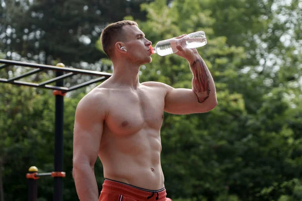 Homem Sem Camisa Muscular Bebendo Água Doce Garrafa Plástico Após — Fotografia de Stock