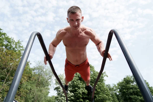 Zdola Svaly Bez Trička Mužský Atlet Nahým Trupem Dělat Kliky — Stock fotografie