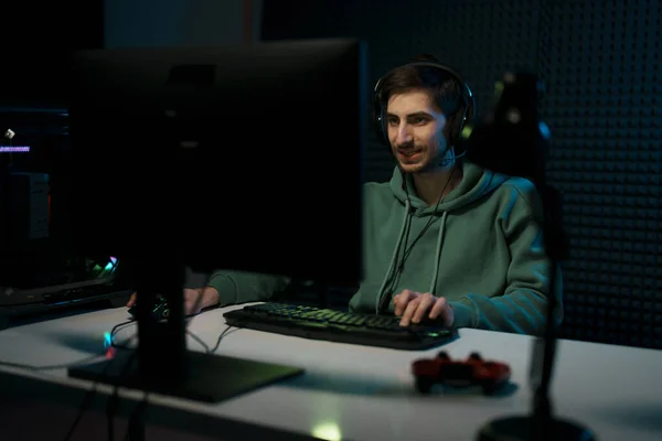 Szczęśliwy Mężczyzna Cybersport Gracz Noszenie Słuchawki Gry Wideo Bitwie Online — Zdjęcie stockowe