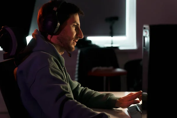 Oldalnézet Koncentrált Férfi Esport Gamer Fülhallgató Mikrofonnal Fehér Asztal Videojáték — Stock Fotó