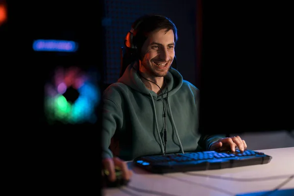 Jogador Ciberesporte Masculino Feliz Vestindo Fone Ouvido Jogando Videogame Tendo — Fotografia de Stock